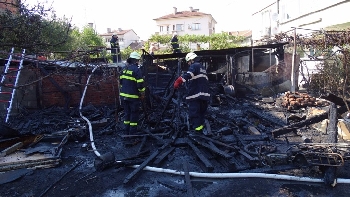 Пожар изпепели 4 гаража в Благоевград