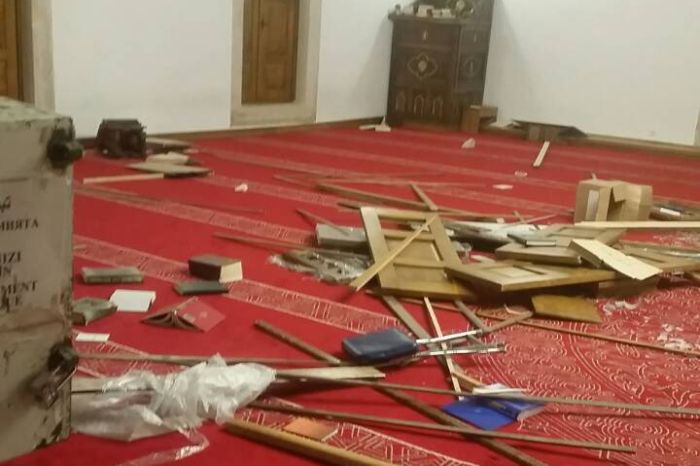 Мъж с психични отклонения вилня в софийската джамия