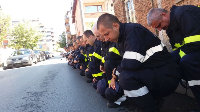 Огнбероци положиха цветя пред паметната плоча на полк. Чамишки