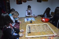 Деца направиха мартеници за евродепутати