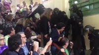 Испанската полиция използва сила в Каталуния на референдума Испанската полиция използва сила в Каталуния на референдума