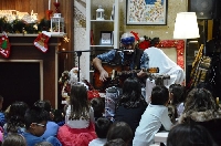 Васко Кръпката разказа приказка с китара на децата в Благоевград