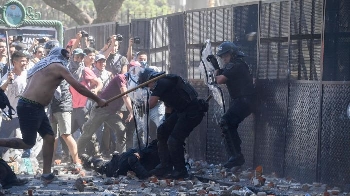 Тежки сблъсъци между полиция и протестиращи в Аржентина!