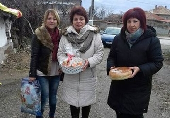 Зарадваха бедни и самотни хора в Крупник с подаръци за Коледа