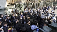 В Иран напрежението остава силно