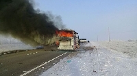 Трагедия в Казахстан! 52-а пътника загинаха при пожар в автобус!