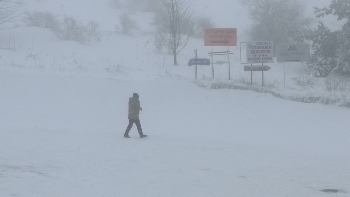 Снегът блокира 8 души в Стара планина