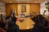 Ученици подариха ръчно изработена книга на кмета Атанас Камбитов