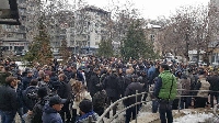 Десетки на протест в защита на лекаря, арестуван за убийство на крадец