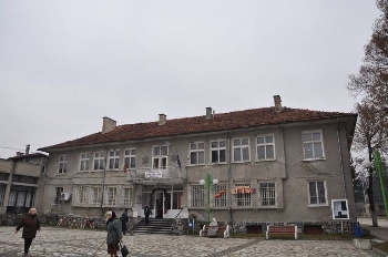 Ремонтират сградата на кметството в село Баня