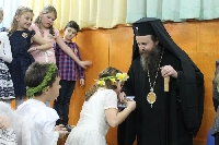 Деца от Сандански честваха с митрополит Серафим Благовец в аванс