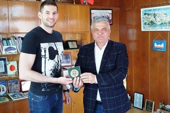 Кметът на Гоце Делчев връчи почетен знак на шампион по кикбокс