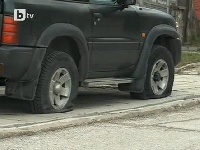Пак почнаха да режат гуми на автомобили в Пиринско