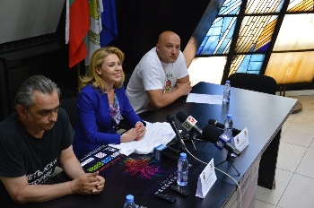 Басист на  Уайтснейк” забива рок в село Дъбрава
