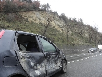 Скала падна на пътя и удари автомобил край Симитли, няма пострадали