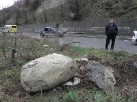 Скала падна на пътя и удари автомобил край Симитли, няма пострадали