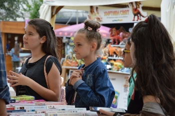 20 издателства подредиха хиляди книги в центъра на Благоевград