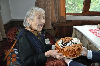 С бодър дух и усмивка баба Янка от Разлог посреща 100-годишен юбилей
