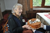 С бодър дух и усмивка баба Янка от Разлог посреща 100-годишен юбилей С бодър дух и усмивка баба Янка от Разлог посреща 100-годишен юбилей