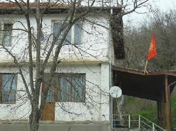 Омовец развя знамето на Вергина от кметството в село Долно Спанчово
