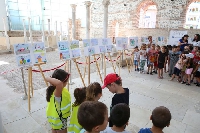Деца подредиха картини в Епископската базилика в Сандански