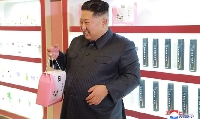 Ким Чен Ин, този път замени ракетите с козметика