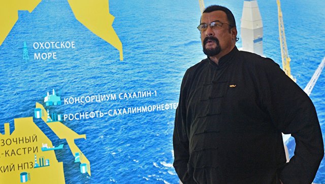 Актьорът Стивън Сегал на посещение при мечките на Камчатка